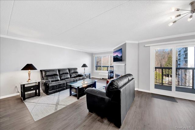 400 High Point Drive PH6, Hartsdale, NY 10530