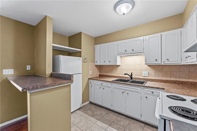 8221 Santa Fe Drive 8, Overland Park, KS 66204