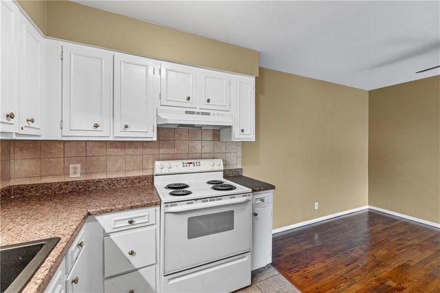 8221 Santa Fe Drive 8, Overland Park, KS 66204