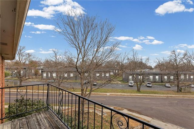 8221 Santa Fe Drive 8, Overland Park, KS 66204