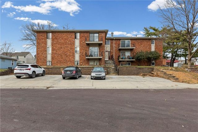 8221 Santa Fe Drive 8, Overland Park, KS 66204