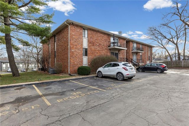 8221 Santa Fe Drive 8, Overland Park, KS 66204