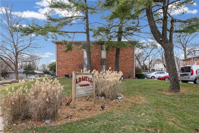 8221 Santa Fe Drive 8, Overland Park, KS 66204