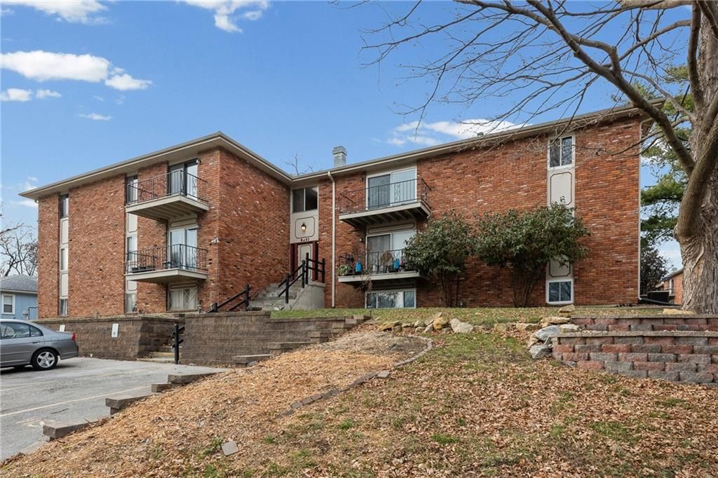 8221 Santa Fe Drive 8, Overland Park, KS 66204