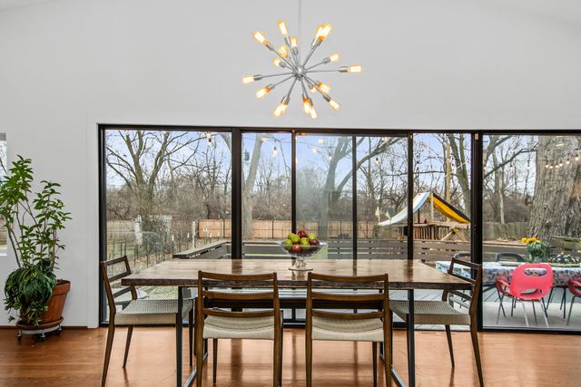 6323 N Kirkwood Avenue, Chicago, IL 60646