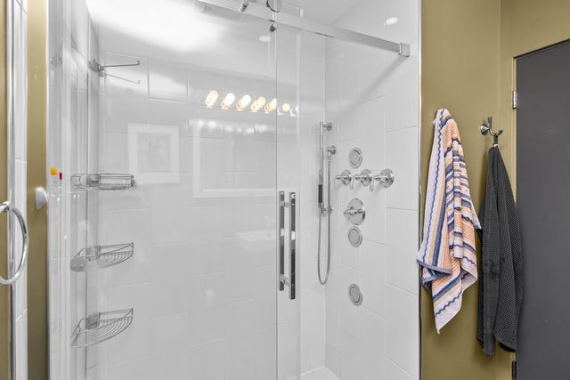 6323 N Kirkwood Avenue, Chicago, IL 60646