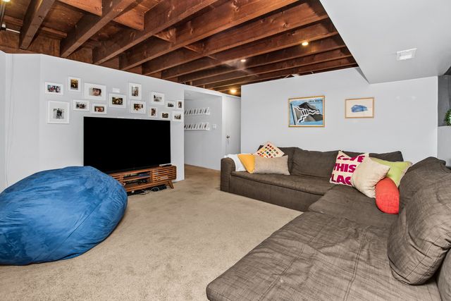 6323 N Kirkwood Avenue, Chicago, IL 60646