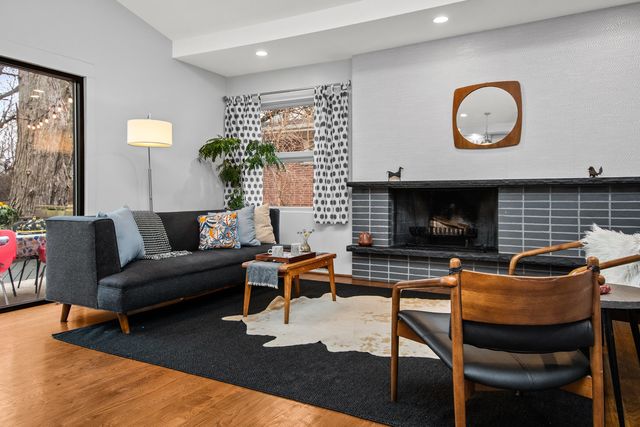 6323 N Kirkwood Avenue, Chicago, IL 60646