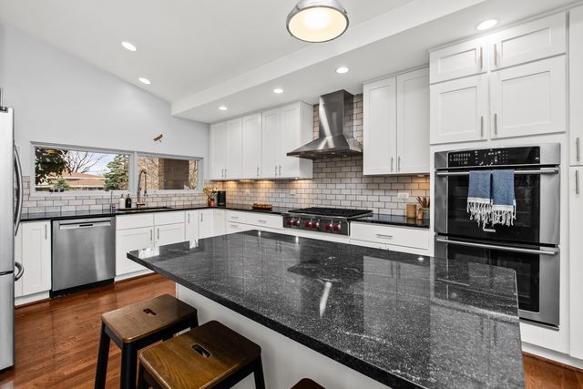 6323 N Kirkwood Avenue, Chicago, IL 60646