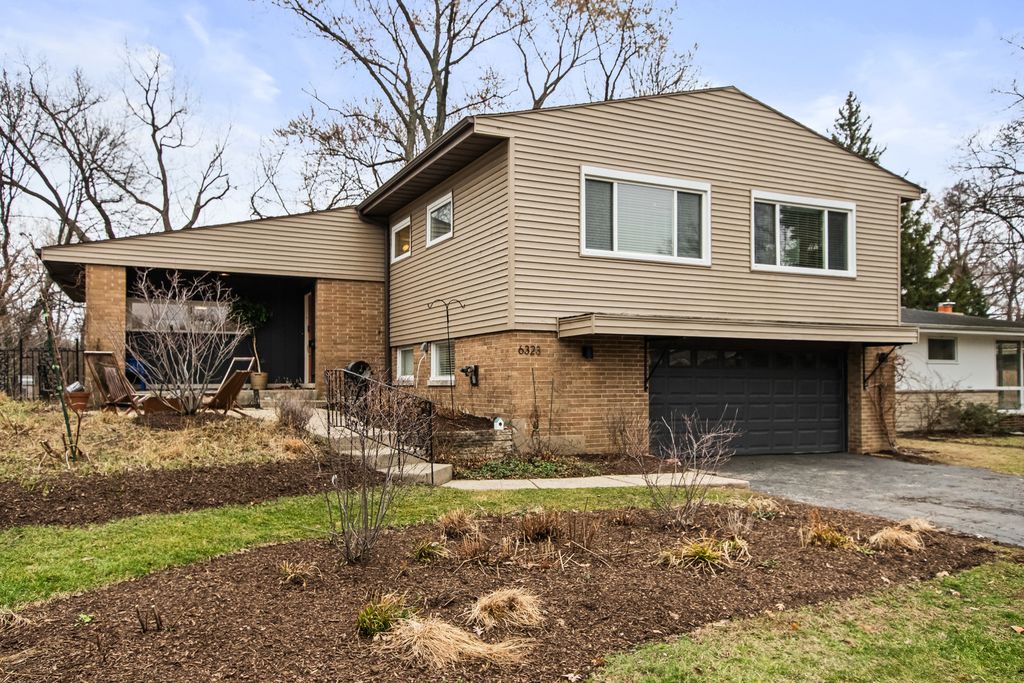 6323 N Kirkwood Avenue, Chicago, IL 60646