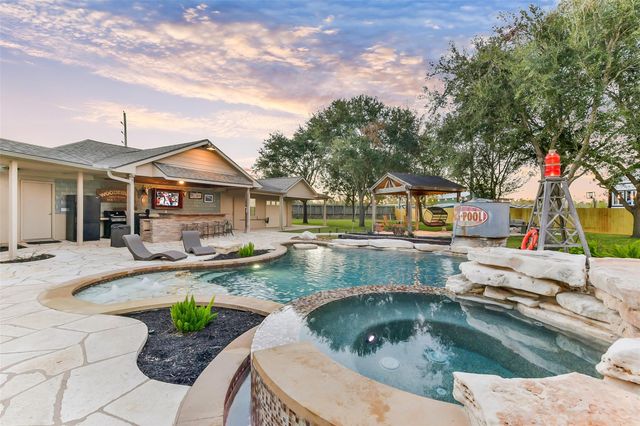 714 Summer Trace Lane, Richmond, TX 77406