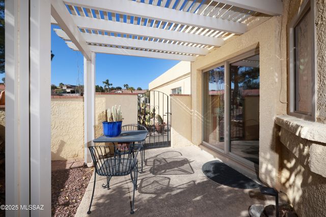 8674 N Arnold Palmer Drive, Tucson, AZ 85742