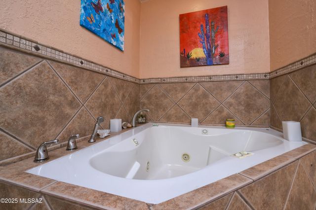 8674 N Arnold Palmer Drive, Tucson, AZ 85742