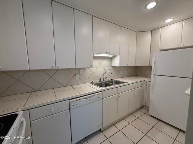 1008 S College Road Apt 104, Lafayette, LA 70503