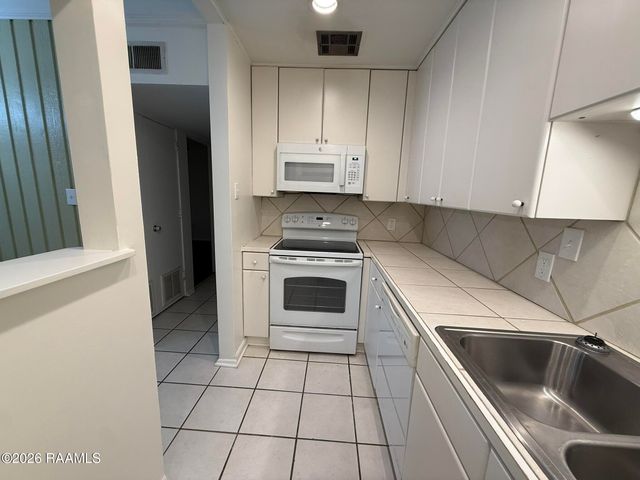 1008 S College Road Apt 104, Lafayette, LA 70503