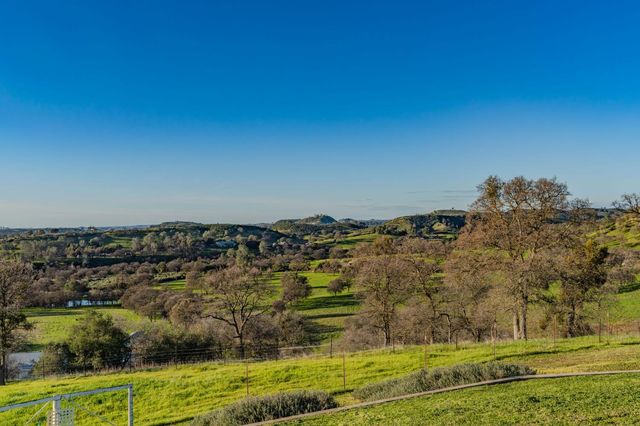 66 Wild Wolf Ct, Valley Springs, CA 95252