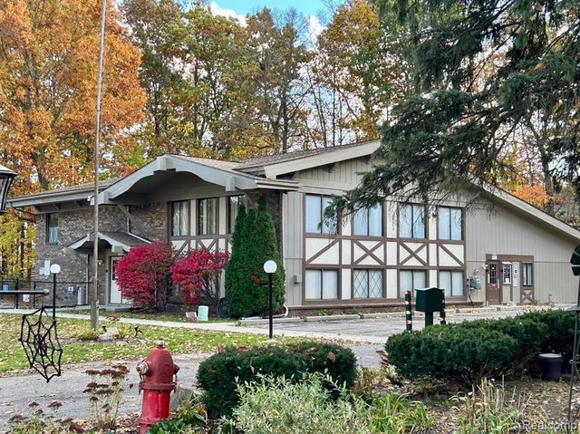 25106 Franklin Terrace 6, South Lyon, MI 48178