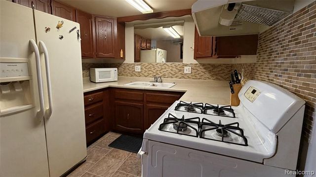 25106 Franklin Terrace 6, South Lyon, MI 48178