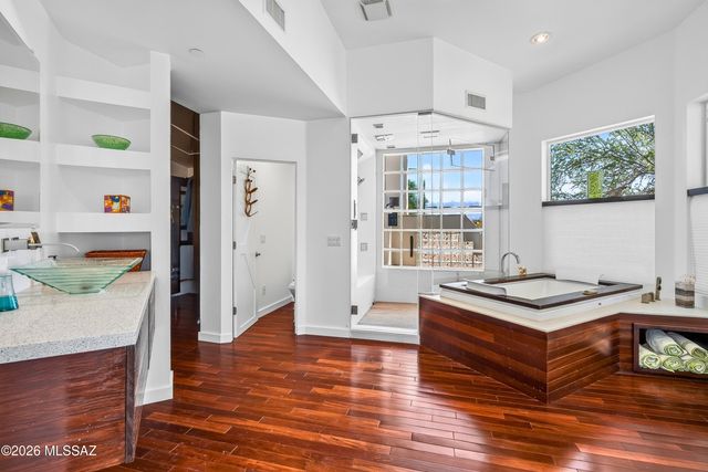 9725 N Linda Vista Place, Tucson, AZ 85742