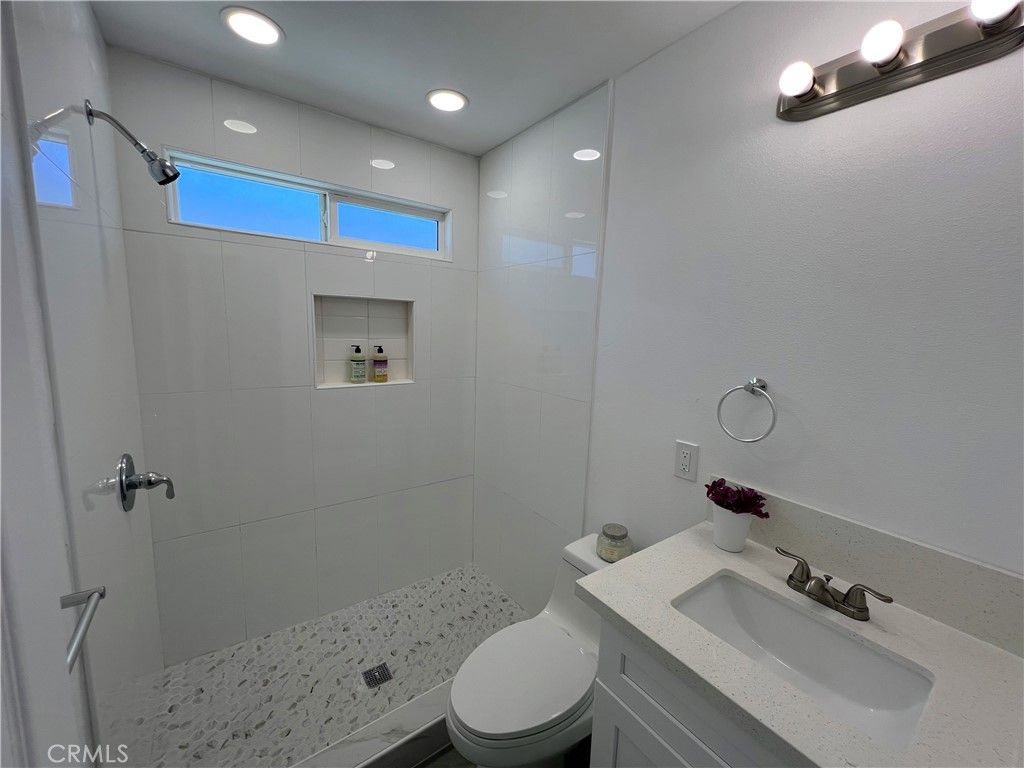 Image 11 of property listing at 10372 Mariposa, South Gate, CA 90280