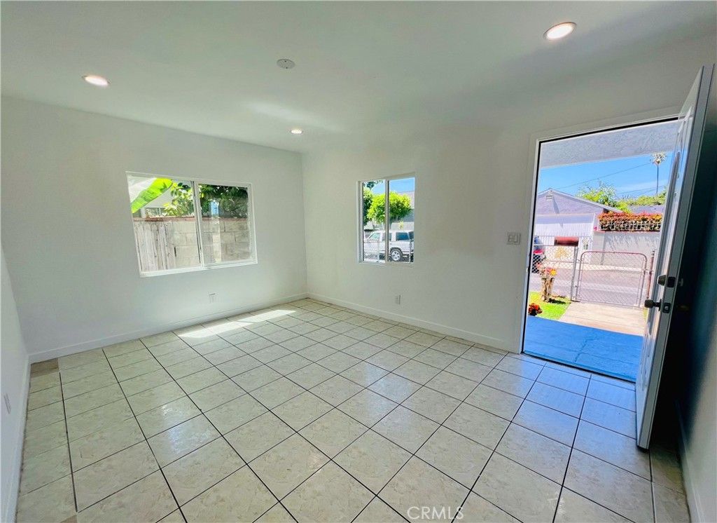 Image 5 of property listing at 10372 Mariposa, South Gate, CA 90280