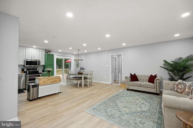 8170 SINCLAIR MILL RD, Manassas, VA 20112