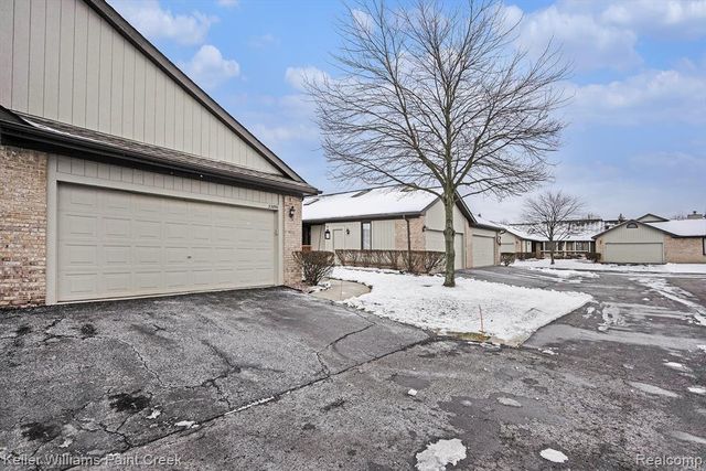 33890 Oakwood Drive, Sterling Heights, MI 48312