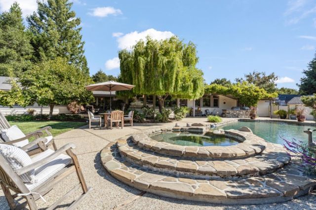 135 Meadowood Drive, Portola Valley, CA 94028