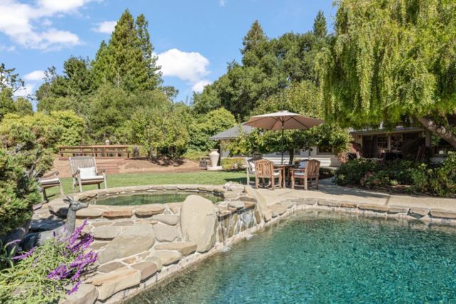 135 Meadowood Drive, Portola Valley, CA 94028