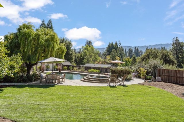 135 Meadowood Drive, Portola Valley, CA 94028