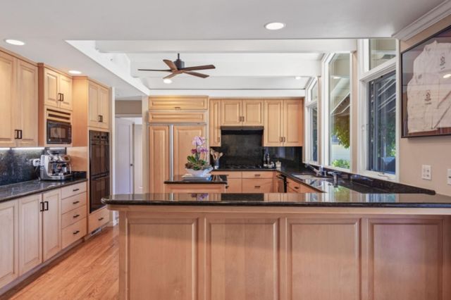 135 Meadowood Drive, Portola Valley, CA 94028