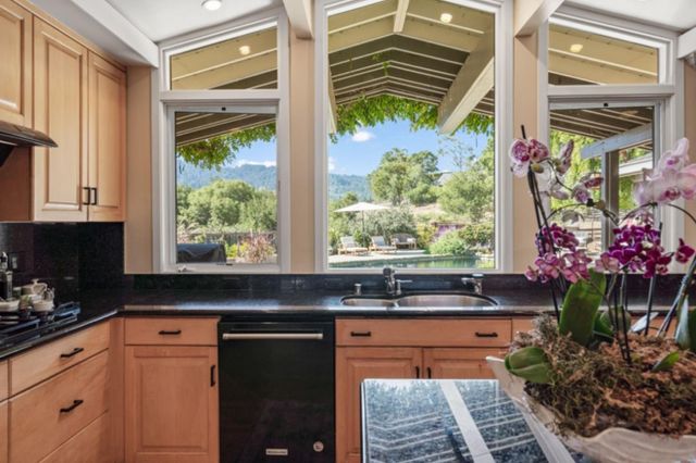 135 Meadowood Drive, Portola Valley, CA 94028