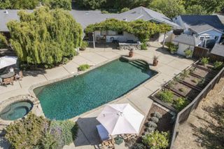 135 Meadowood Drive, Portola Valley, CA 94028