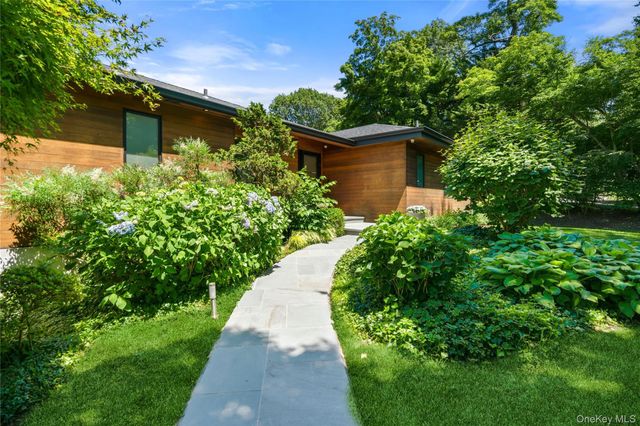 13 The Pines, Roslyn Estates, NY 11576