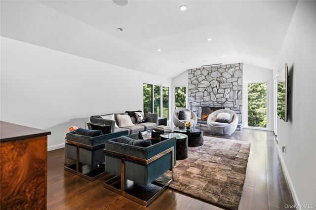 13 The Pines, Roslyn Estates, NY 11576