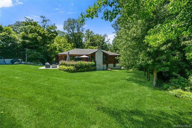 13 The Pines, Roslyn Estates, NY 11576