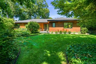 13 The Pines, Roslyn Estates, NY 11576