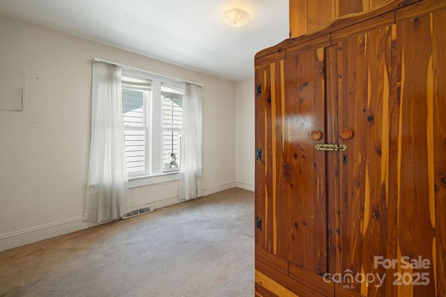 29 Oteen Park Place, Asheville, NC 28805