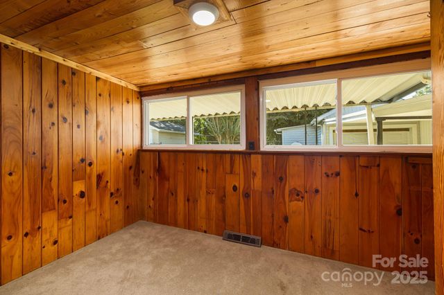 29 Oteen Park Place, Asheville, NC 28805