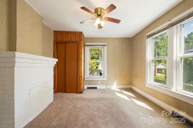 29 Oteen Park Place, Asheville, NC 28805