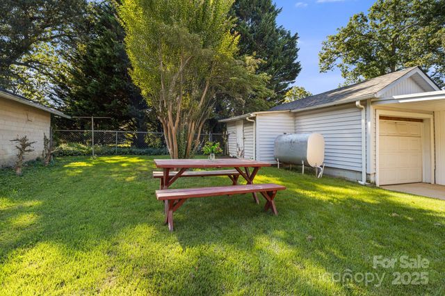 29 Oteen Park Place, Asheville, NC 28805