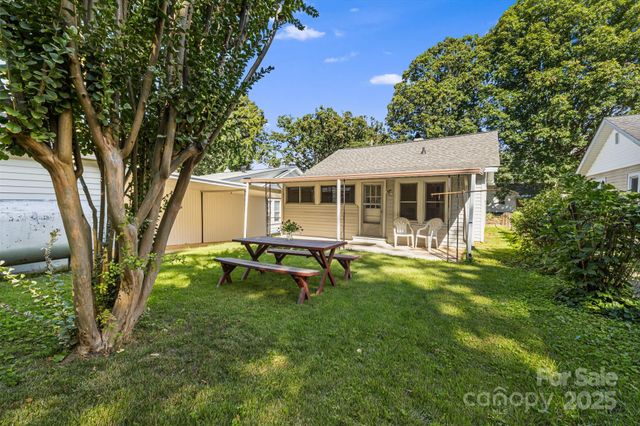 29 Oteen Park Place, Asheville, NC 28805