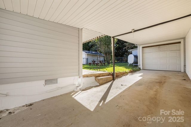 29 Oteen Park Place, Asheville, NC 28805