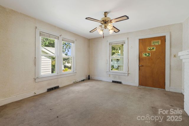 29 Oteen Park Place, Asheville, NC 28805