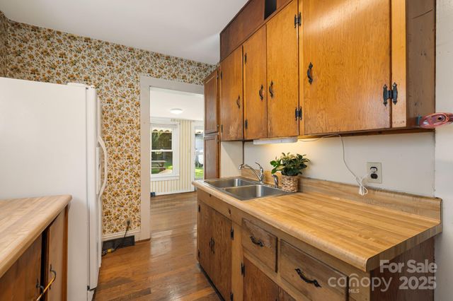 29 Oteen Park Place, Asheville, NC 28805