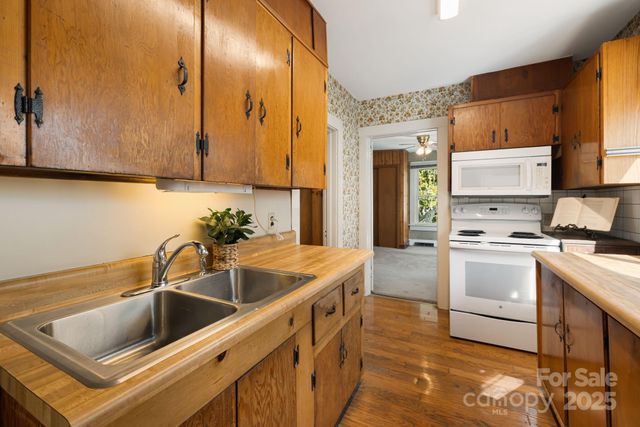 29 Oteen Park Place, Asheville, NC 28805