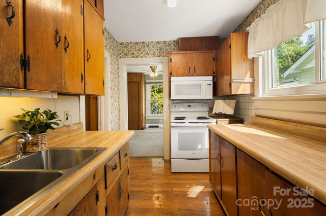 29 Oteen Park Place, Asheville, NC 28805