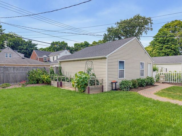 5251 N Santa Monica BOULEVARD, Whitefish Bay, WI 53217