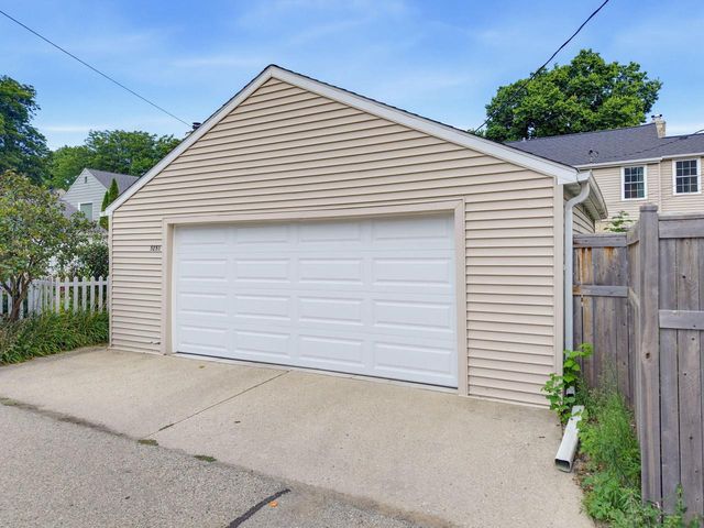 5251 N Santa Monica BOULEVARD, Whitefish Bay, WI 53217