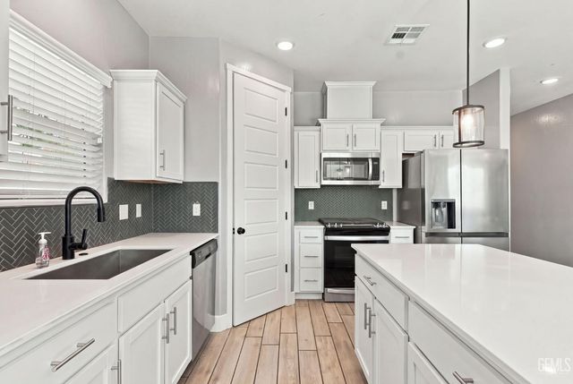 6001 Cardano Avenue, Bakersfield, CA 93313